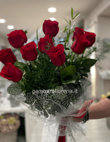 Mazzo di rose rosse e complementi