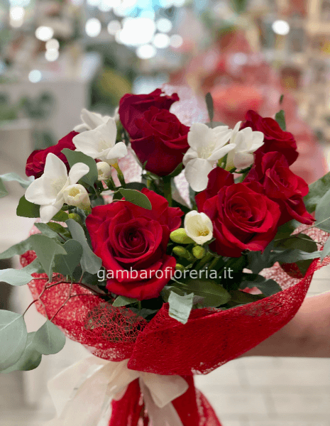 bouquet rose rosse e fiori bianchi